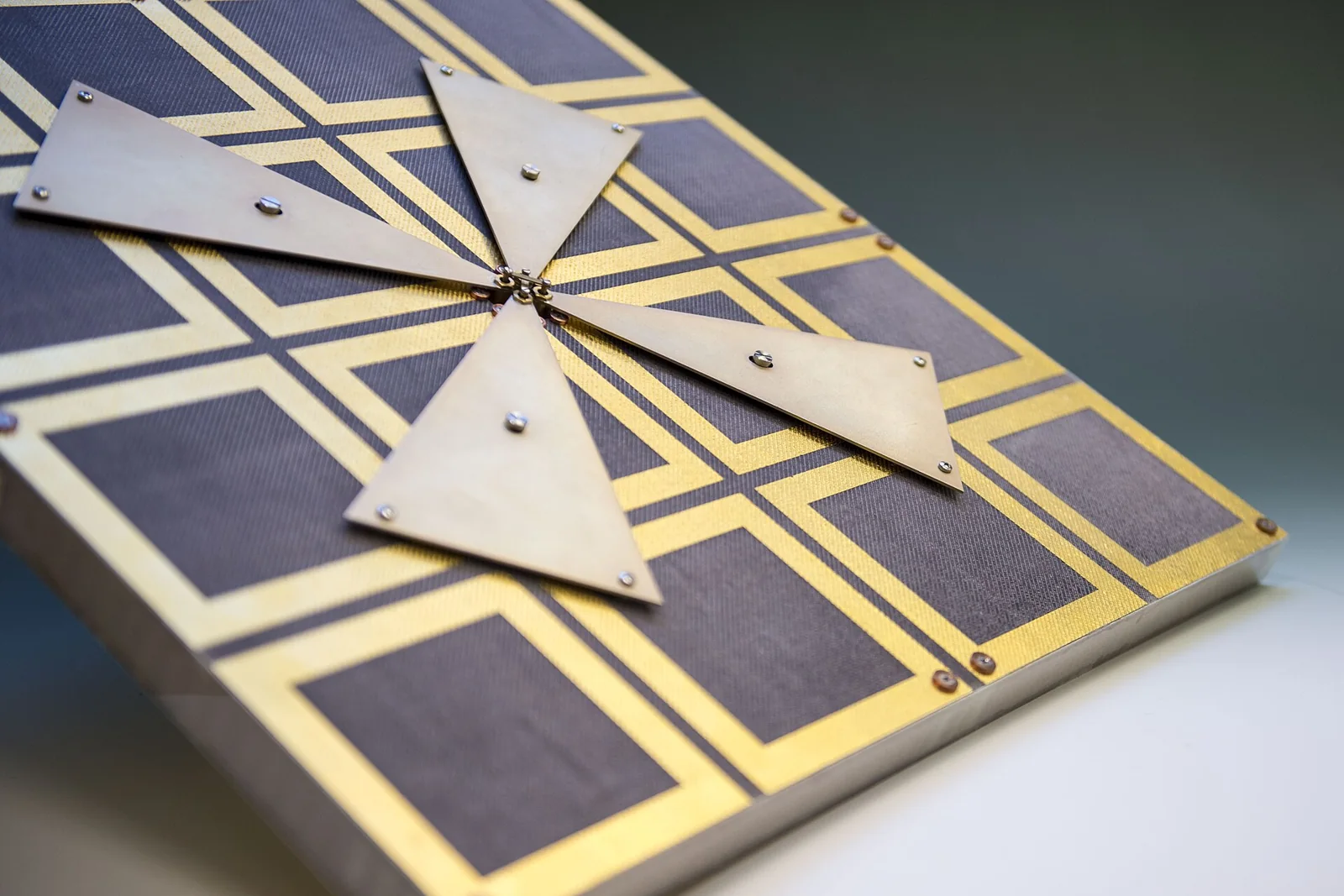 نظام الهوائي الموزع (DAS) PCB: تصميم لوحة الترددات الراديوية (RF) للوحدات عن بعد وعقد الهوائي