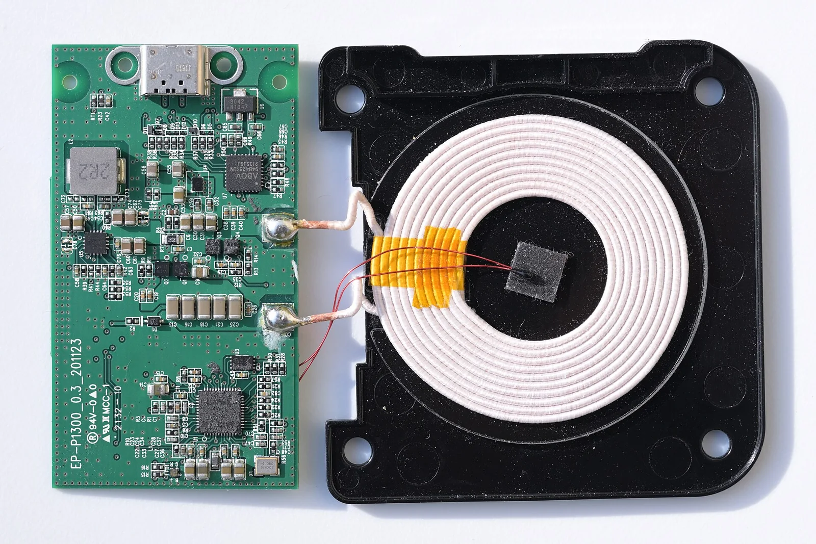 مراجعة تصميم PCB للشاحن اللاسلكي: واجهة الملف، مرحلة القدرة، والمنطقة الحرارية تحت الملف