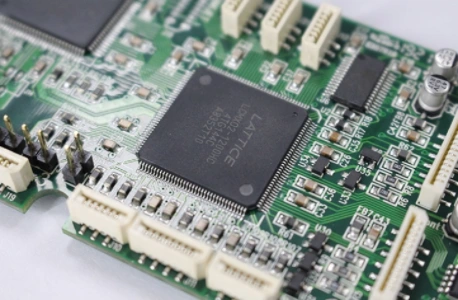 Assemblage SMT et THT d’une carte électronique